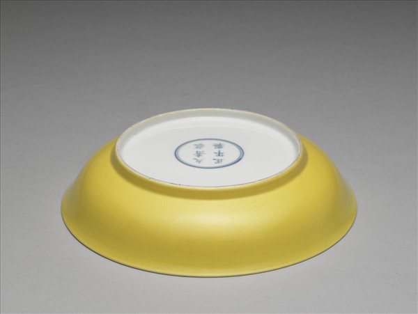 琺瑯彩黃地梅竹先春圖盤