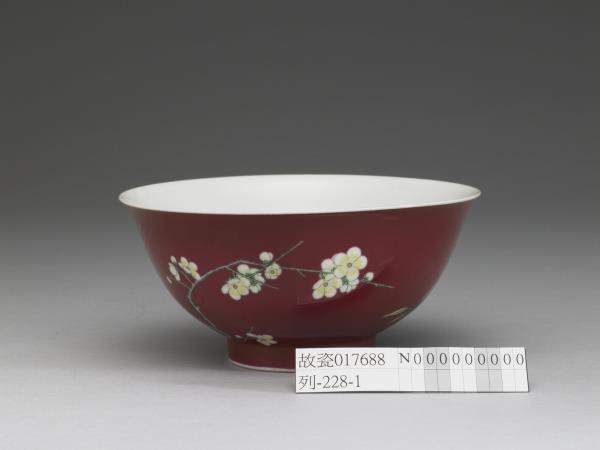 琺瑯彩紅地梅竹先春碗
