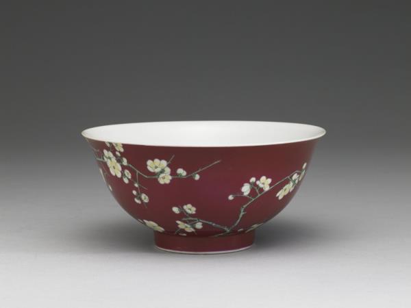 琺瑯彩紅地梅竹先春碗