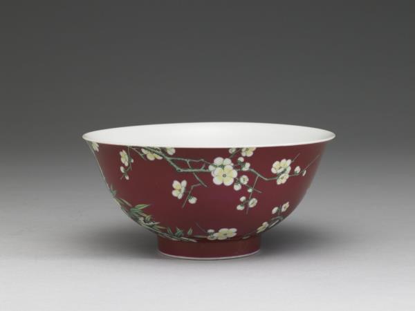 琺瑯彩紅地梅竹先春碗