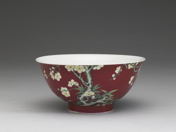 琺瑯彩紅地梅竹先春碗
