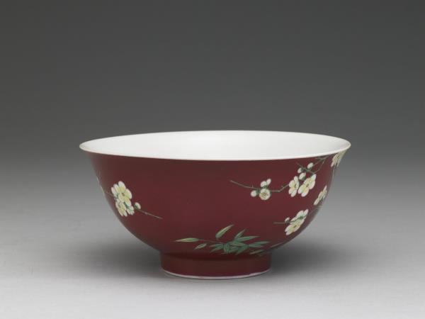 琺瑯彩紅地梅竹先春碗
