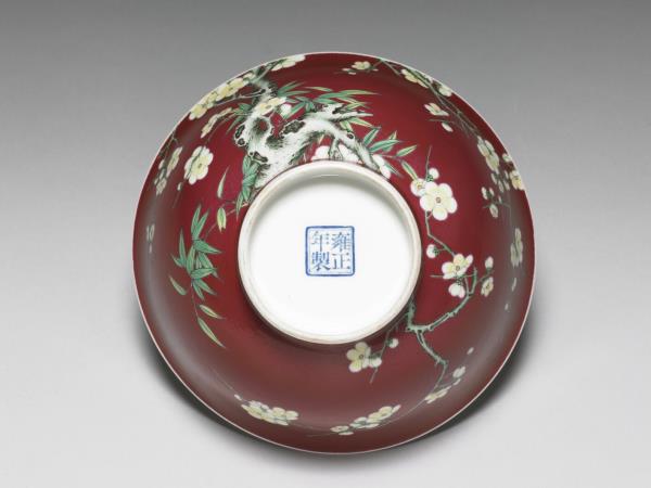 琺瑯彩紅地梅竹先春碗