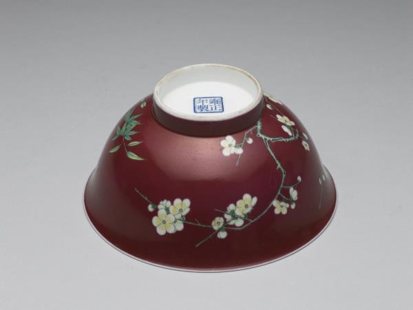 琺瑯彩紅地梅竹先春碗