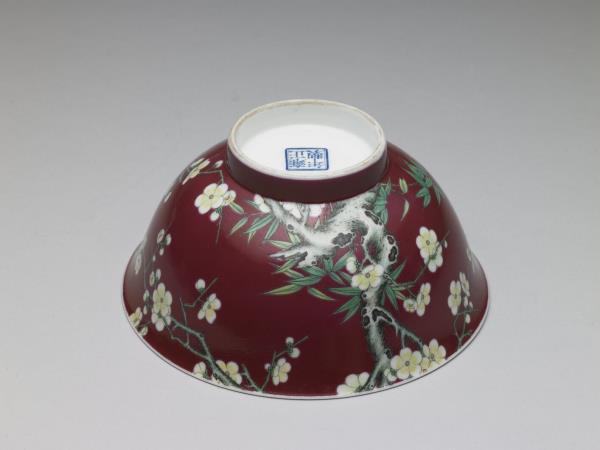 琺瑯彩紅地梅竹先春碗