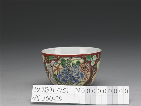 洋彩瓷紅地開光花卉鍾