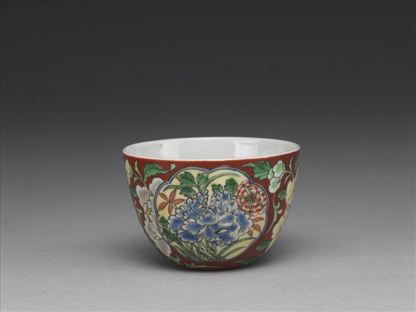 洋彩瓷紅地開光花卉鍾