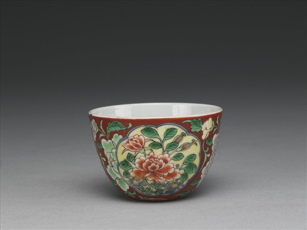 洋彩瓷紅地開光花卉鍾