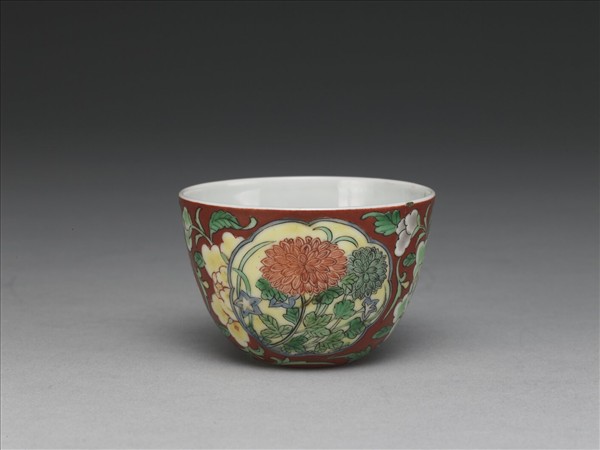 洋彩瓷紅地開光花卉鍾