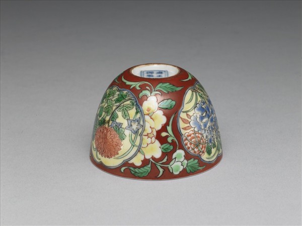 洋彩瓷紅地開光花卉鍾