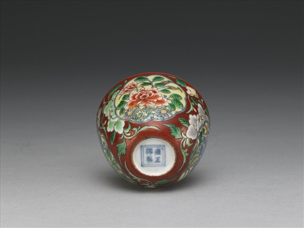 洋彩瓷紅地開光花卉鍾