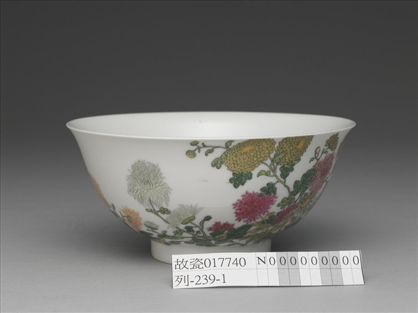 琺瑯彩菊花紋碗