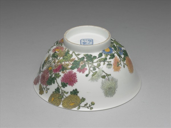 琺瑯彩菊花紋碗