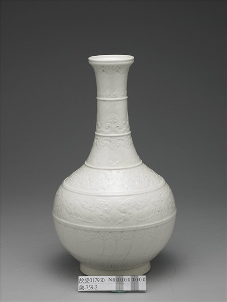 白瓷刻花雲蝠紋弦紋壺