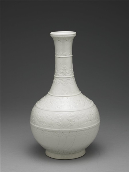 白瓷刻花雲蝠紋弦紋壺