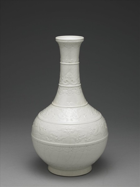 白瓷刻花雲蝠紋弦紋壺