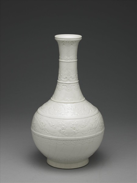 白瓷刻花雲蝠紋弦紋壺