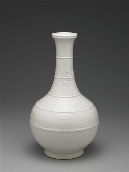 白瓷刻花雲蝠紋弦紋壺