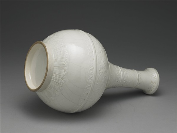 白瓷刻花雲蝠紋弦紋壺