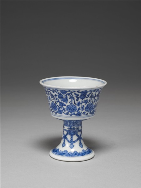 青花番蓮高足杯