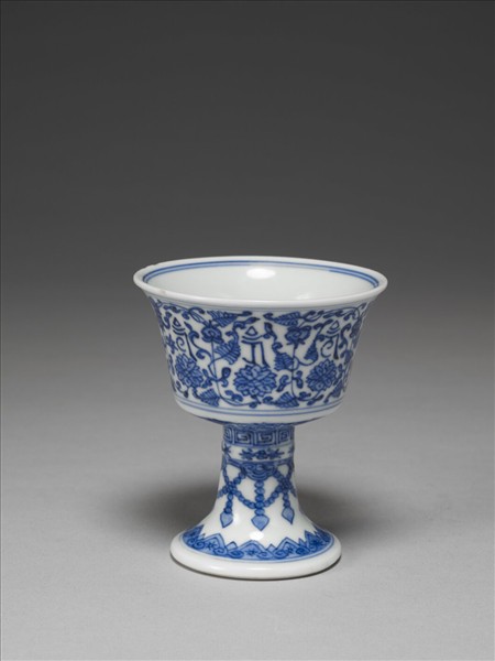 青花番蓮高足杯