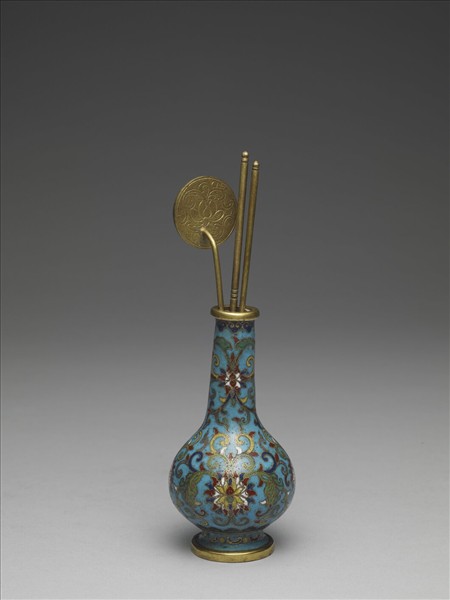 掐絲琺瑯番蓮紋瓶