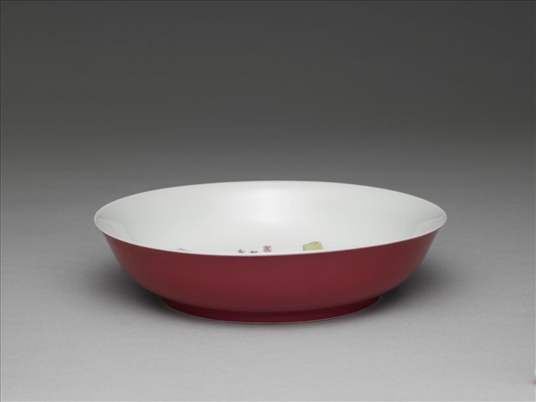 琺瑯彩紅地山水樓閣盤