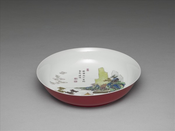琺瑯彩紅地山水樓閣盤