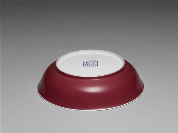 琺瑯彩紅地山水樓閣盤