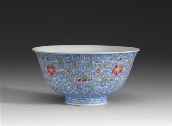 琺瑯彩藍地剔花纏枝花卉茶碗