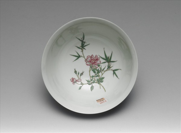 琺瑯彩藍地剔花纏枝花卉茶碗