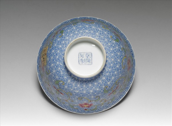 琺瑯彩藍地剔花纏枝花卉茶碗