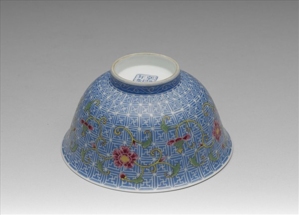 琺瑯彩藍地剔花纏枝花卉茶碗