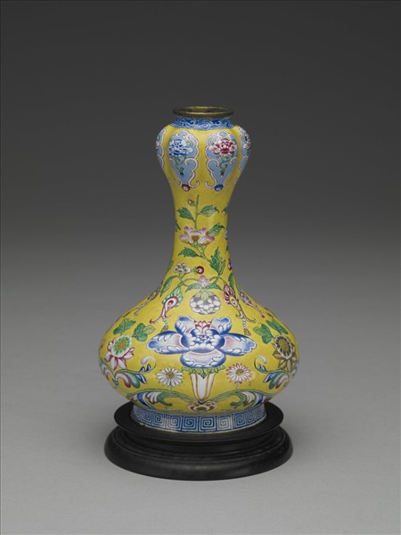 銅胎畫琺瑯黃地花卉紋蒜頭瓶