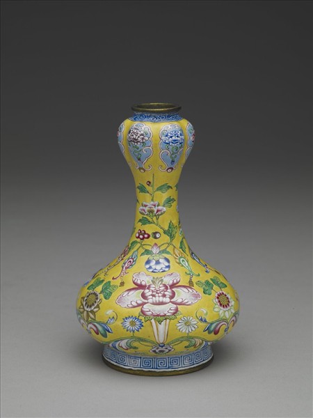 銅胎畫琺瑯黃地花卉紋蒜頭瓶