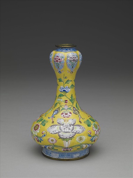 銅胎畫琺瑯黃地花卉紋蒜頭瓶