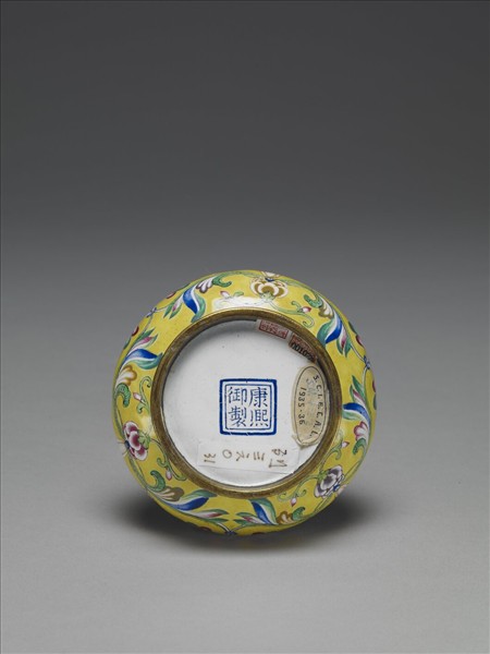 銅胎畫琺瑯黃地花卉紋蒜頭瓶