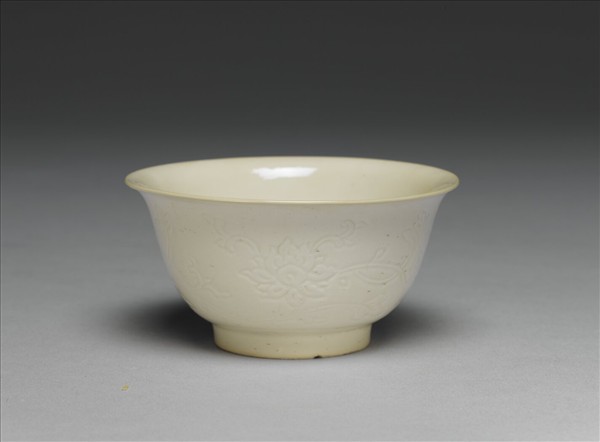 白瓷番蓮紋杯