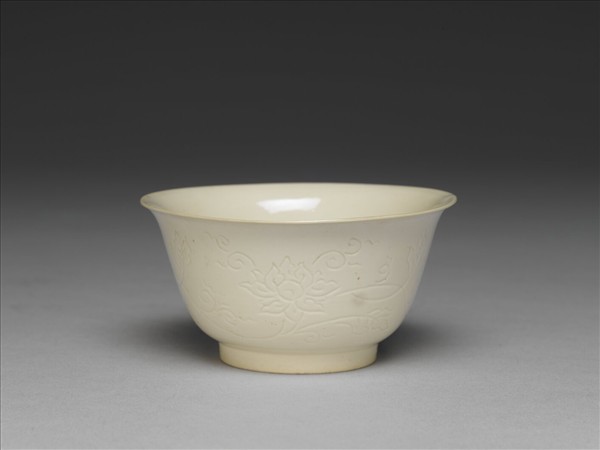 白瓷番蓮紋杯