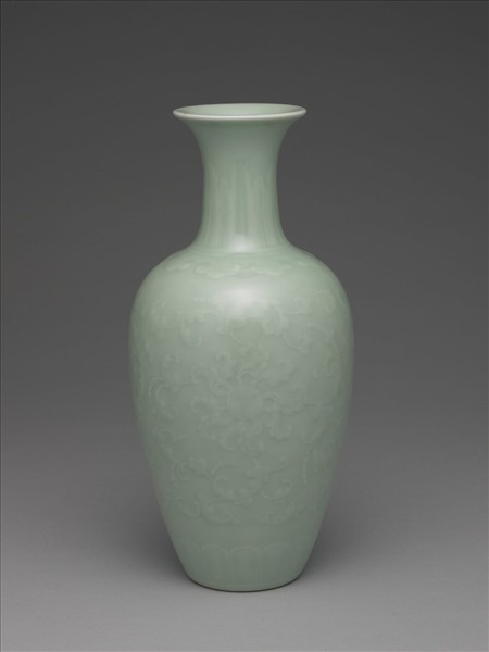 青瓷纏枝番蓮紋瓶