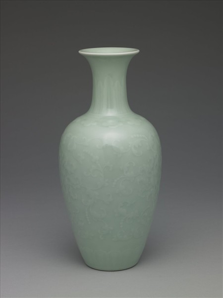 青瓷纏枝番蓮紋瓶