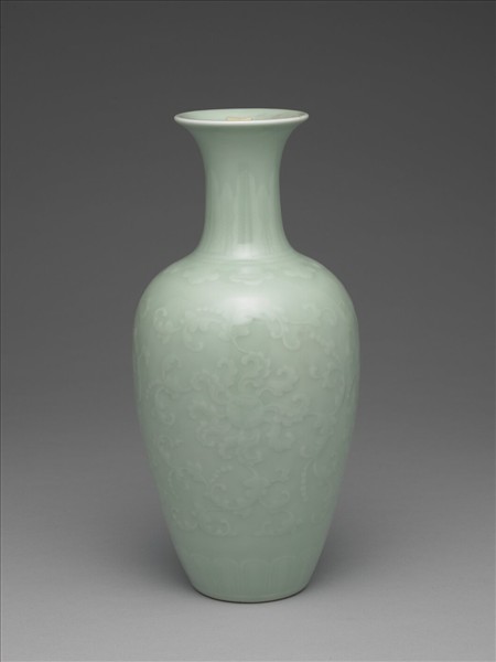 青瓷纏枝番蓮紋瓶