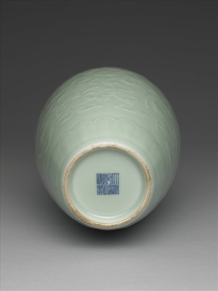 青瓷纏枝番蓮紋瓶