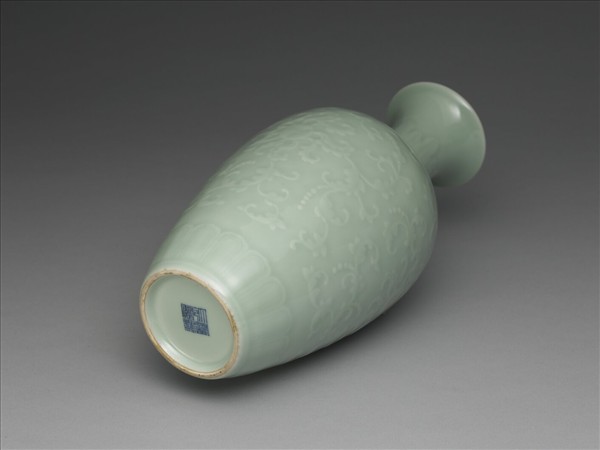 青瓷纏枝番蓮紋瓶