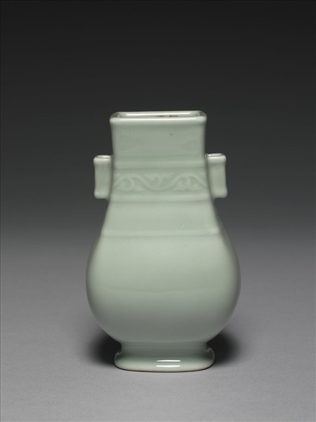 冬青釉貫耳方壺