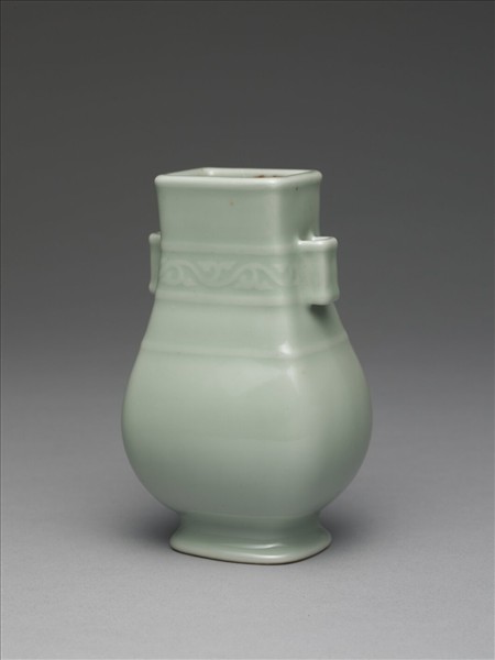 冬青釉貫耳方壺