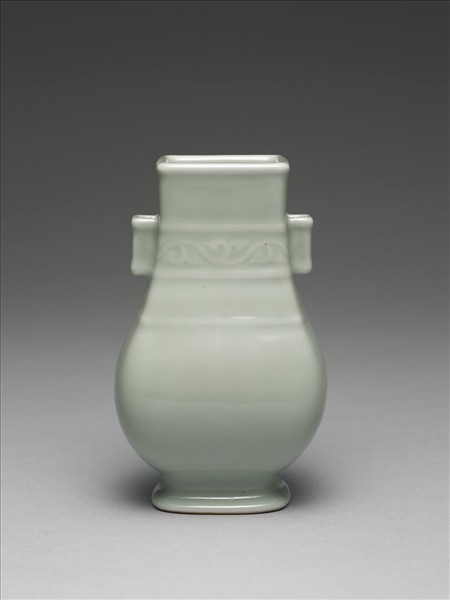 冬青釉貫耳方壺