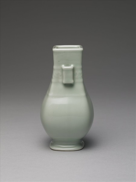 冬青釉貫耳方壺