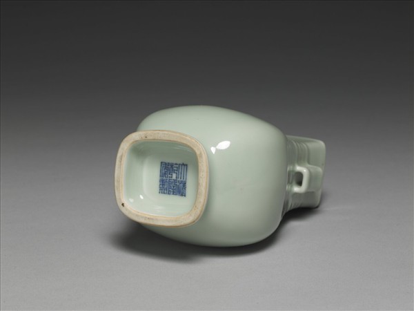 冬青釉貫耳方壺