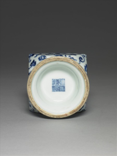 青花牽牛花紋獸耳折方瓶